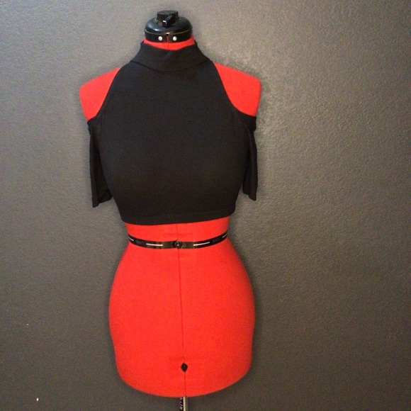 Dance Cold shoulder crop top - Picture 2 of 8